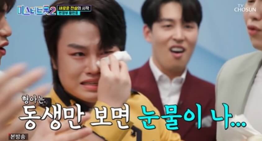 휴지로눈물을닦고있는-남성의모습