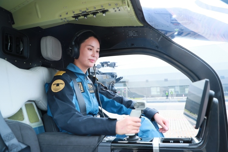 중국 샤오펑(XPeng) AeroHT 육상 항모 플라잉카의 비행 모듈 조종석에서 조종간을 잡고 시험 비행을 준비 중인 조종사의 모습