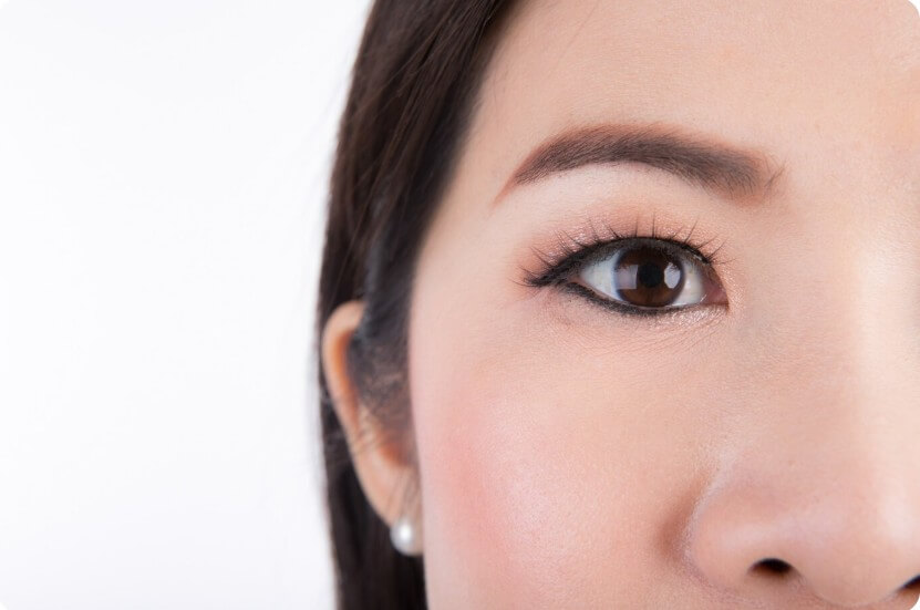 정면을 바라보고 있는 여성의 눈