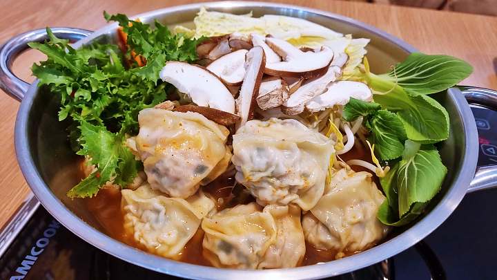 대전 둔산동 맛집 추천 생방송투데이 직접 농사짓는 100% 국산 송화고버섯 버섯 만두전골 샤부샤부 버섯비빔만두 오늘방송 자족식당