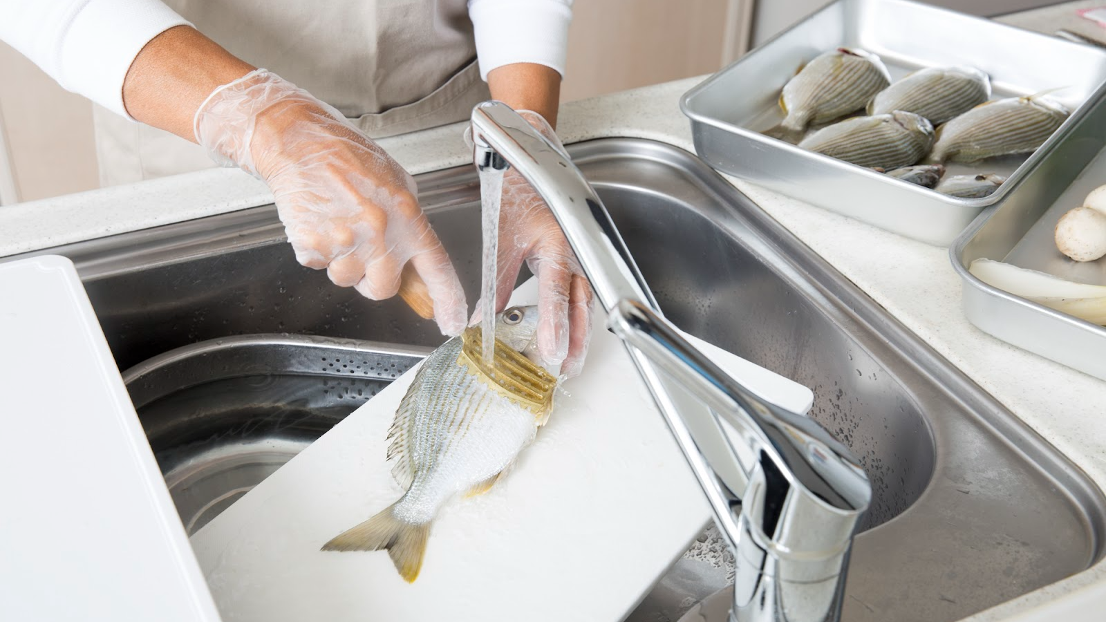생선을 물에 담가 비린내를 줄이는 방법