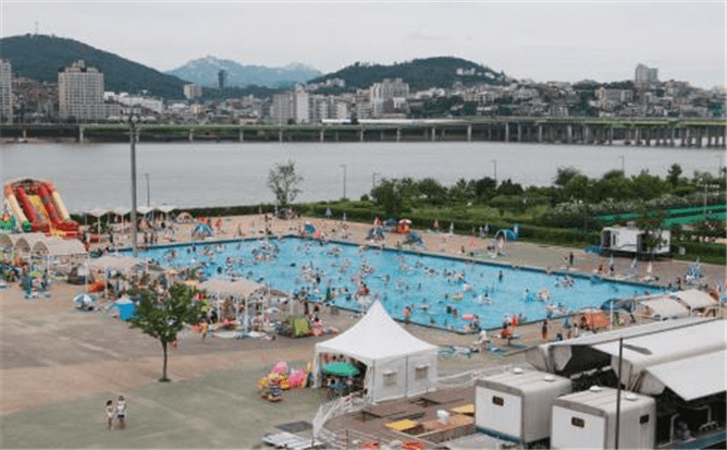 도심 속 피서지 한강 수영장 3년 만 개장