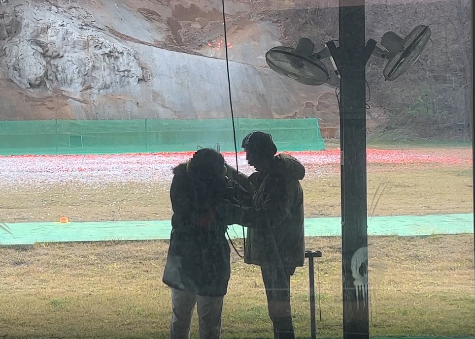 클레이 사격 맞추는 장면