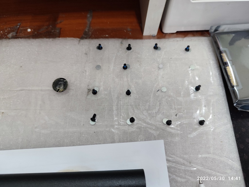 노트북을 분해하고 있습니다.