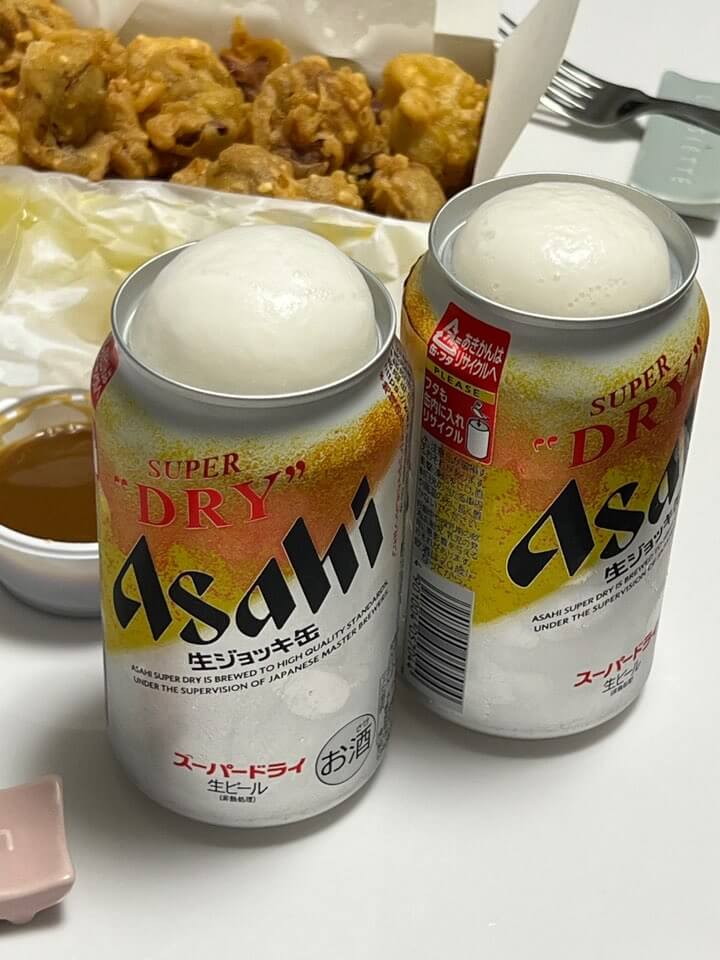 맥주-2캔과-치킨의-모습