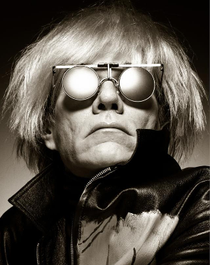 가죽 재킷으로 레이어링한 옷을입고, 백발염색 가발을 쓴 앤디워홀의 모습