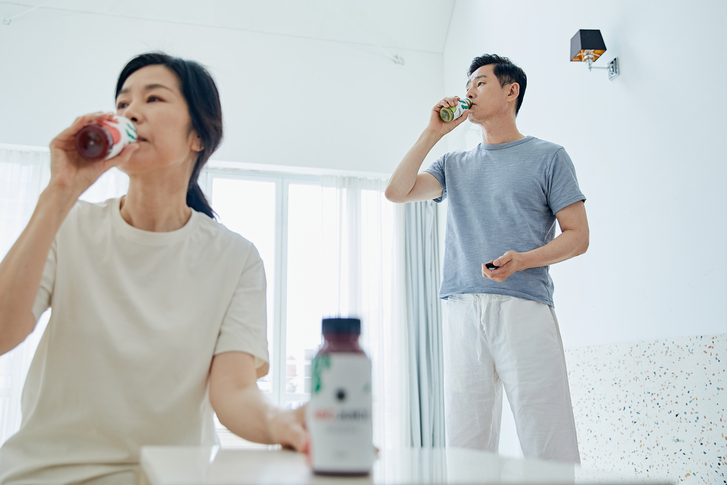 중년부부의 생활사진 이미지