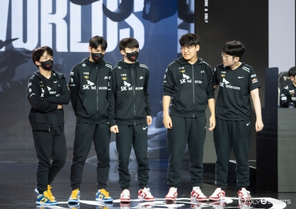 2022 롤드컵 경기장 화면과 LCK T1선수들의 모습