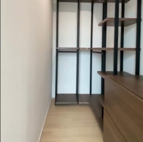 드레스룸이 따로 있어, 방에 따로 옷장을 둘 필요가 없어요