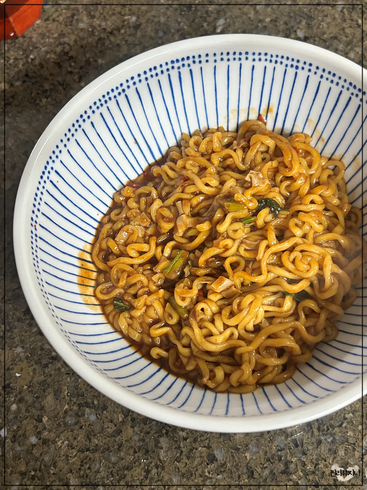 농심-마라짜파게티-완성되어-접시에-담겨진-모습