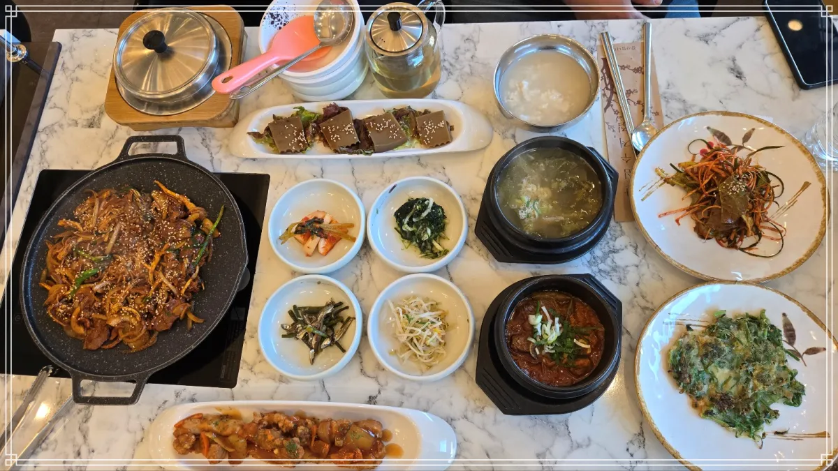 기장-삼삼오오-점심특선-매뉴인-오리정식-2인세트-구성을-차려진-식탁-위에서-찍은-사진