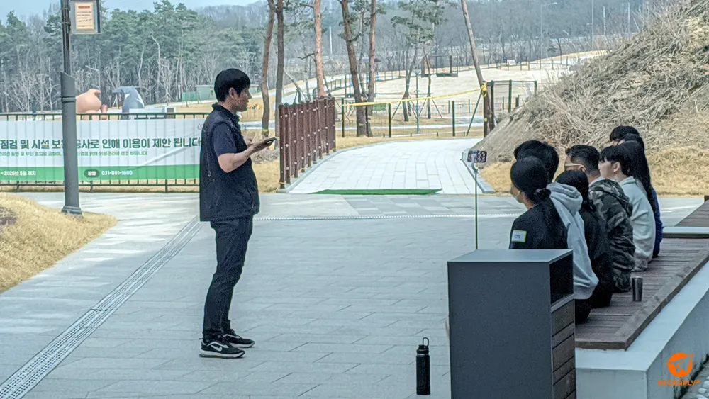 식목행사 전에 열심히 설명을 듣습니다.