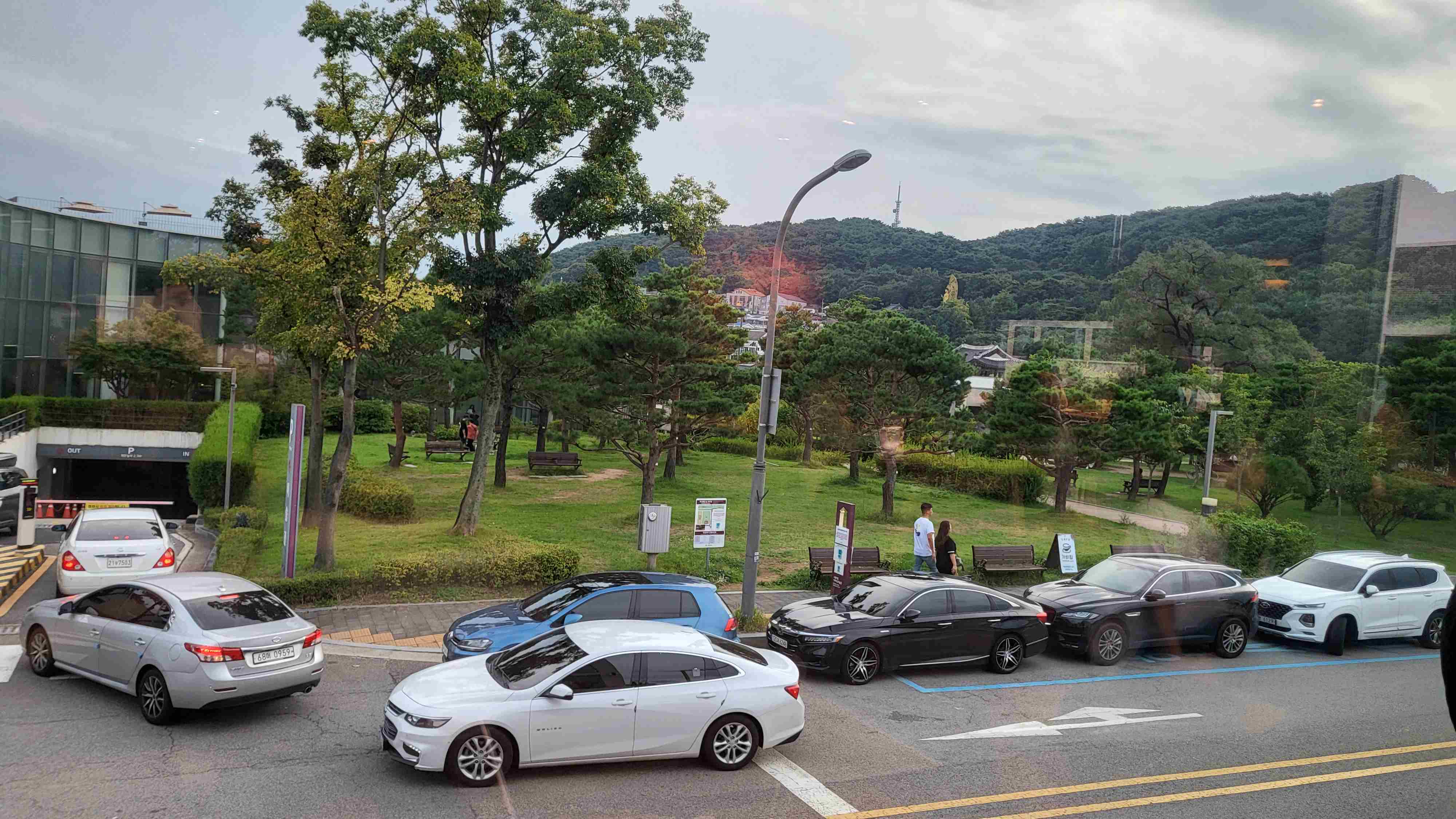 수원시립미술관 주차장으로 줄서서 들어가는 차량들