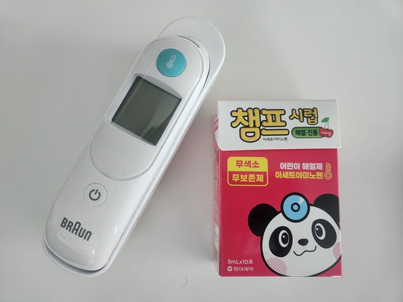 체온계와-해열제가-테이블-위에-놓여져-있다