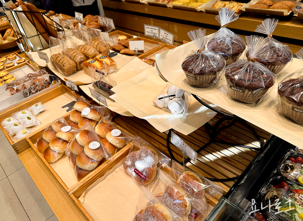 하얀풍차 망포 망포맛집 수원맛집 영통맛집 수원가볼만한곳 수원데이트 빵지순례 수원빵집 치즈바게트 화이트롤 영통빵집 영통데이트 수원빵지순례 수원맛집추천 영통맛집추천 망포맛집추천 망포빵집 영통가볼만한곳 데이트코스추천 빵집 빵 수원디저트 영통디저트