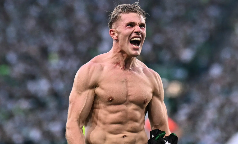 빅토르 요케레스가 상의를 탈의하고 포효하고 있다.