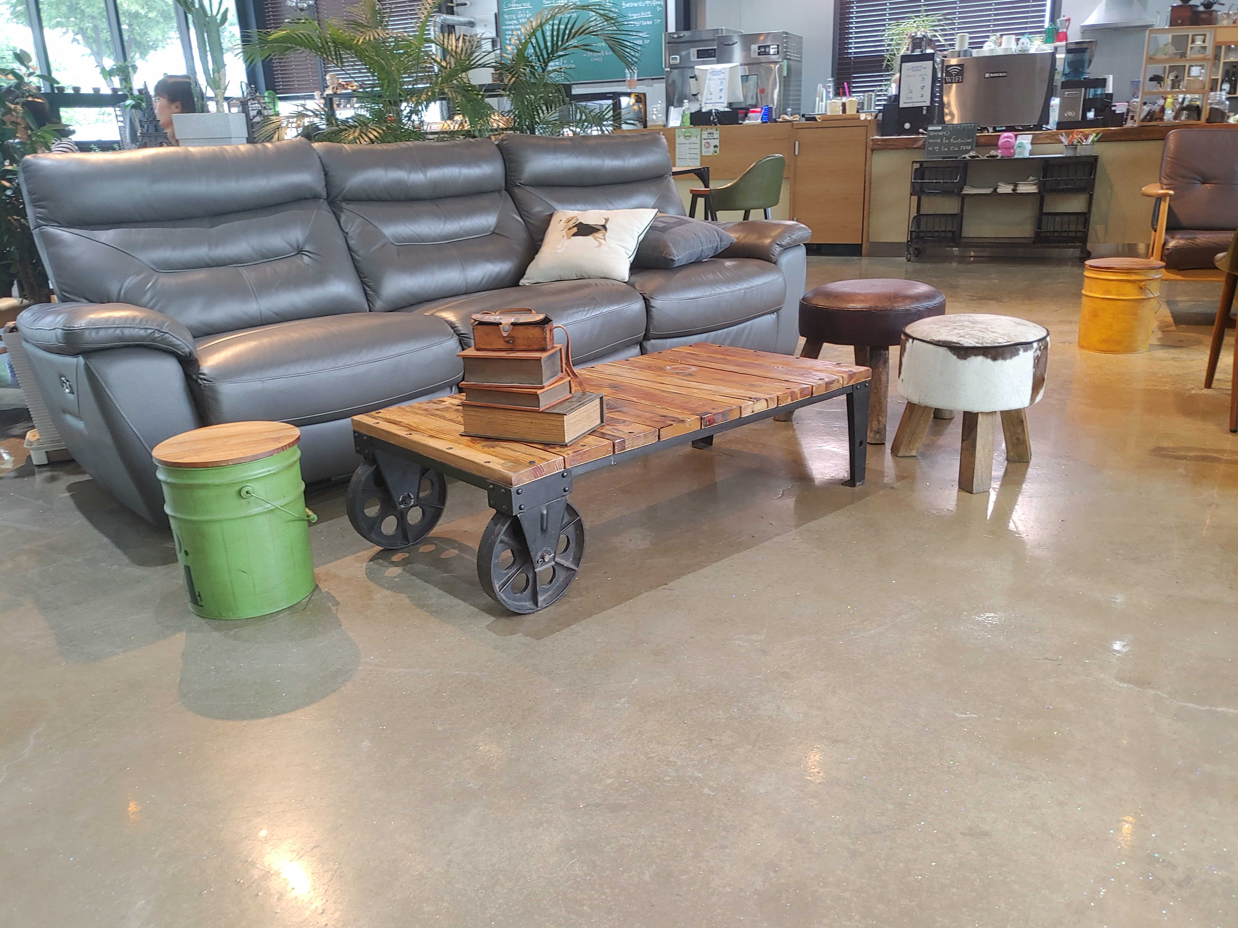 라퐁텐 정원있는 카페의 분위기