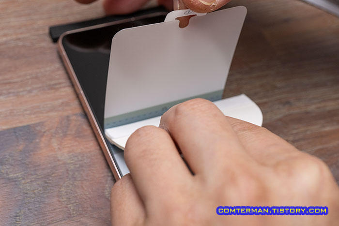 비스비 액정 보호필름 중간 부착