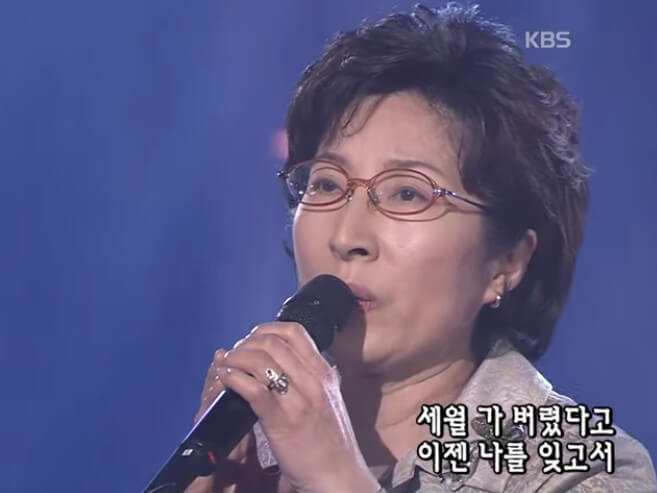 그리움만-쌓이네의-원곡자인-가수-여진이-무대에서-그리움만-쌓이네를-부르고-있는-사진