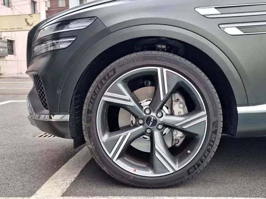 2024 GV80의 22인치 바퀴는 이렇습니다.