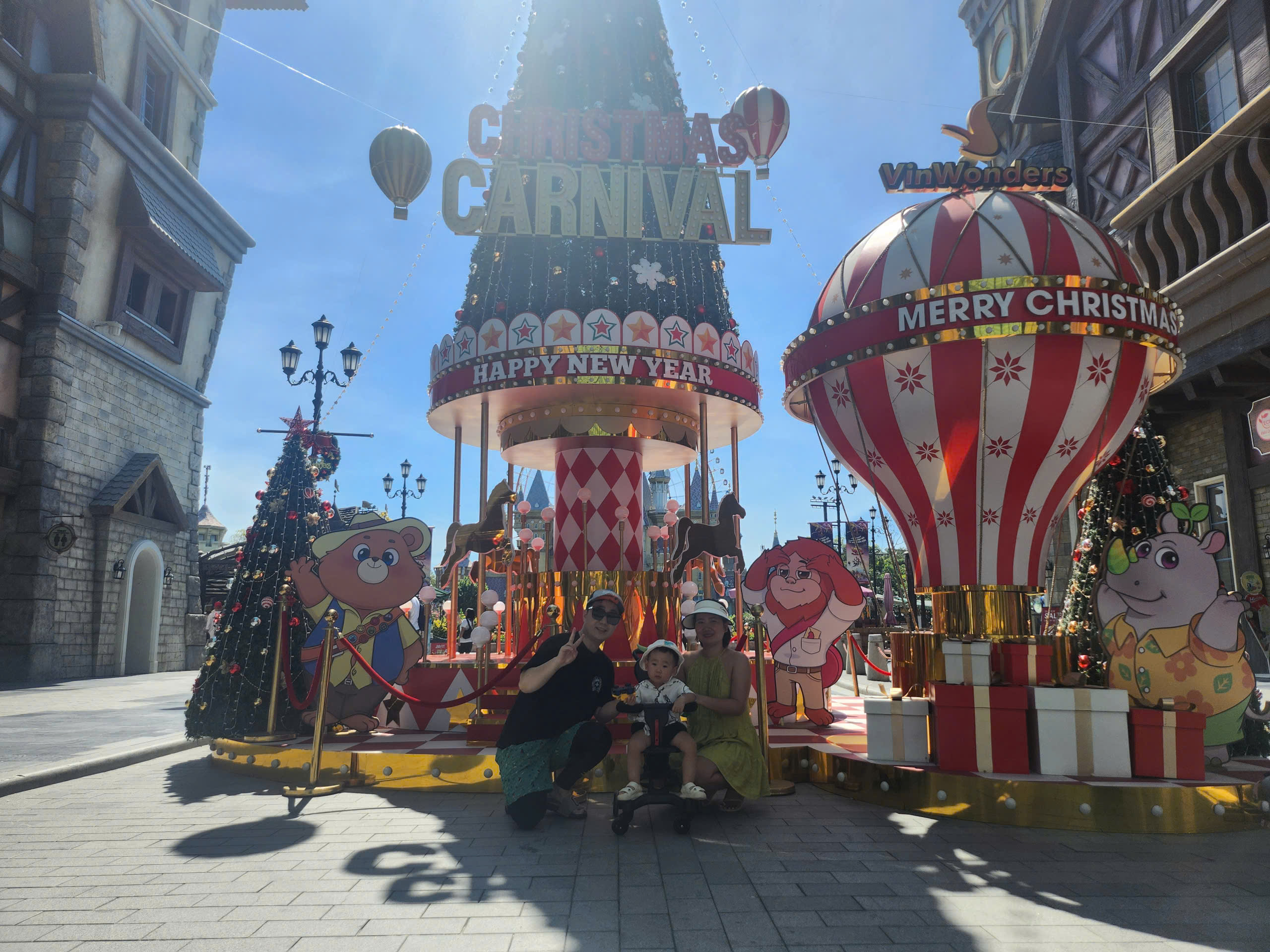 푸꾸옥 빈원더스 입구에서 나의 가족