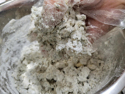 스콘 만들기 4단계: 왠만큼 섞인 반죽 따로 빼주기