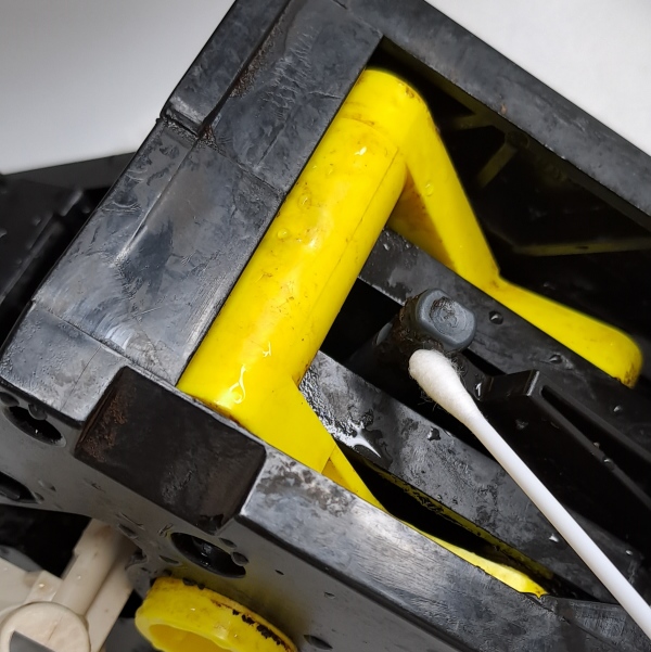 피스톤의 몸통 부분에 오일을 바르고 있습니다.