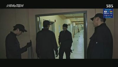 연구소 복도에 폭탄을 설치 중인 범인과 김래원