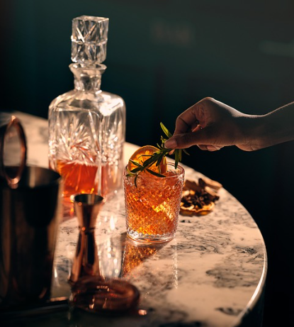 맨해튼 뉴욕의 밤을 담은 클래식 위스키 칵테일