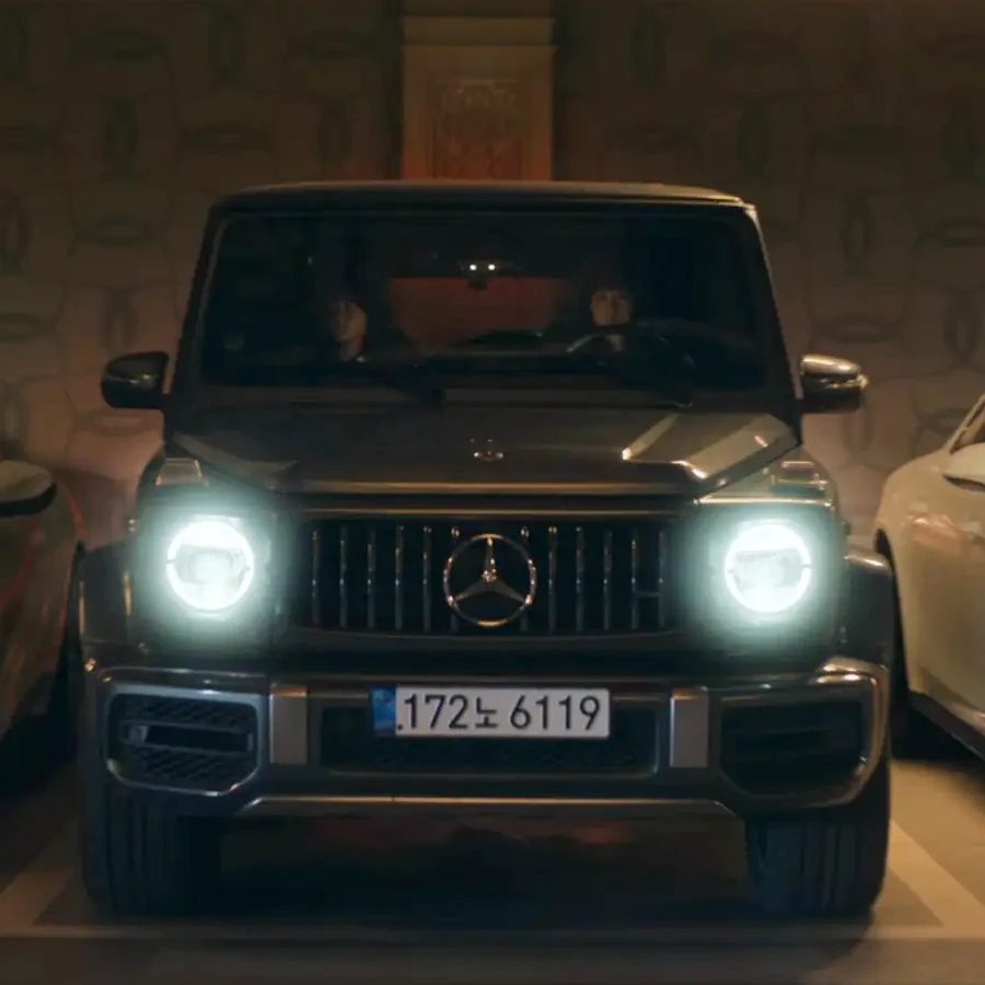 영화-길복순에서-길복순(전도연)과-딸이-지바겐에-타고-시동을-걸고-있는-지바겐-앞모습