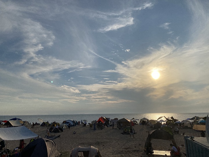 해수욕장-노을과-해변에-텐트들