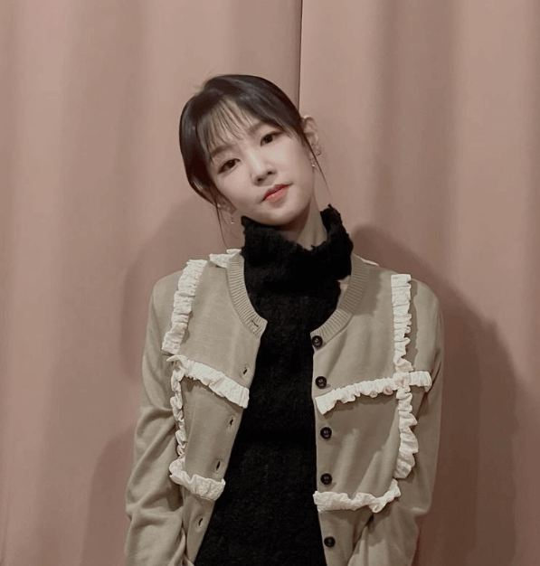 박보람이-검은색-터틀넥-티를-입고-베이지색-카디건을-입고-있는-사진으로-박보람-SNS에서-캡쳐한-사진