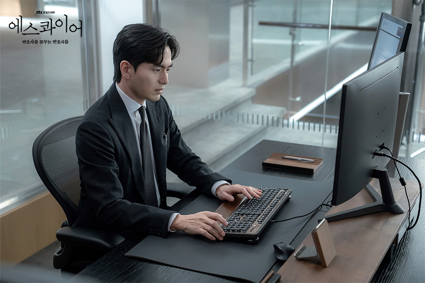 이진욱이 켬퓨터 앞에서 업무를 하는 모습