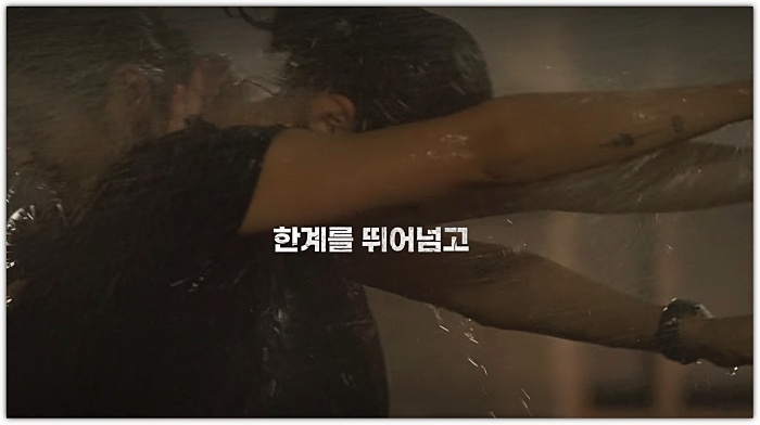 물을-맞고-있는-여성