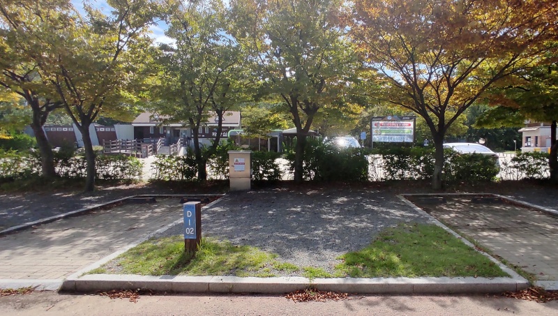 뒤쪽에만 나무가 있어서 사이트 사용성이좋은 D-02