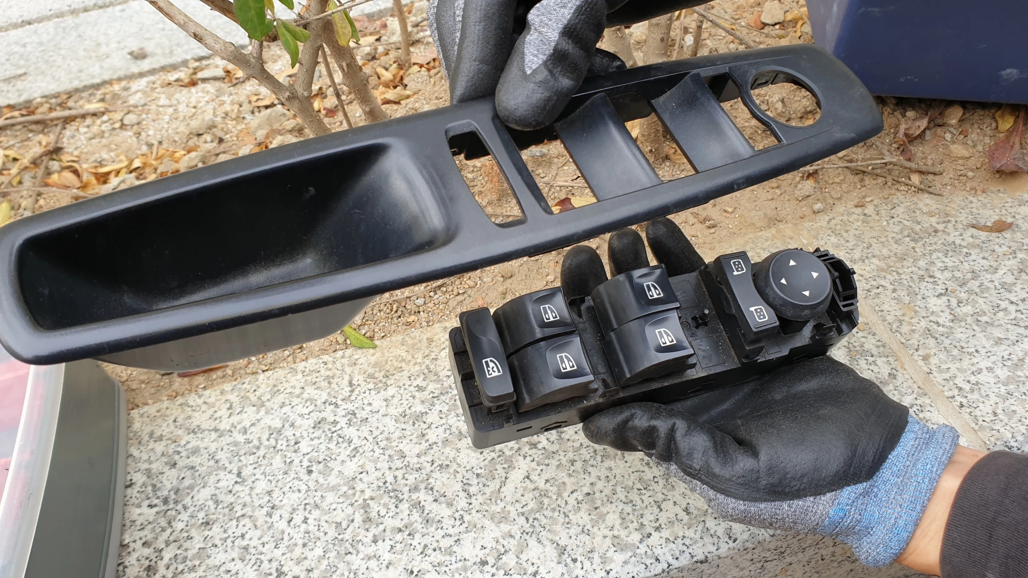 팔걸이 손잡이와 스위치 분리 모습