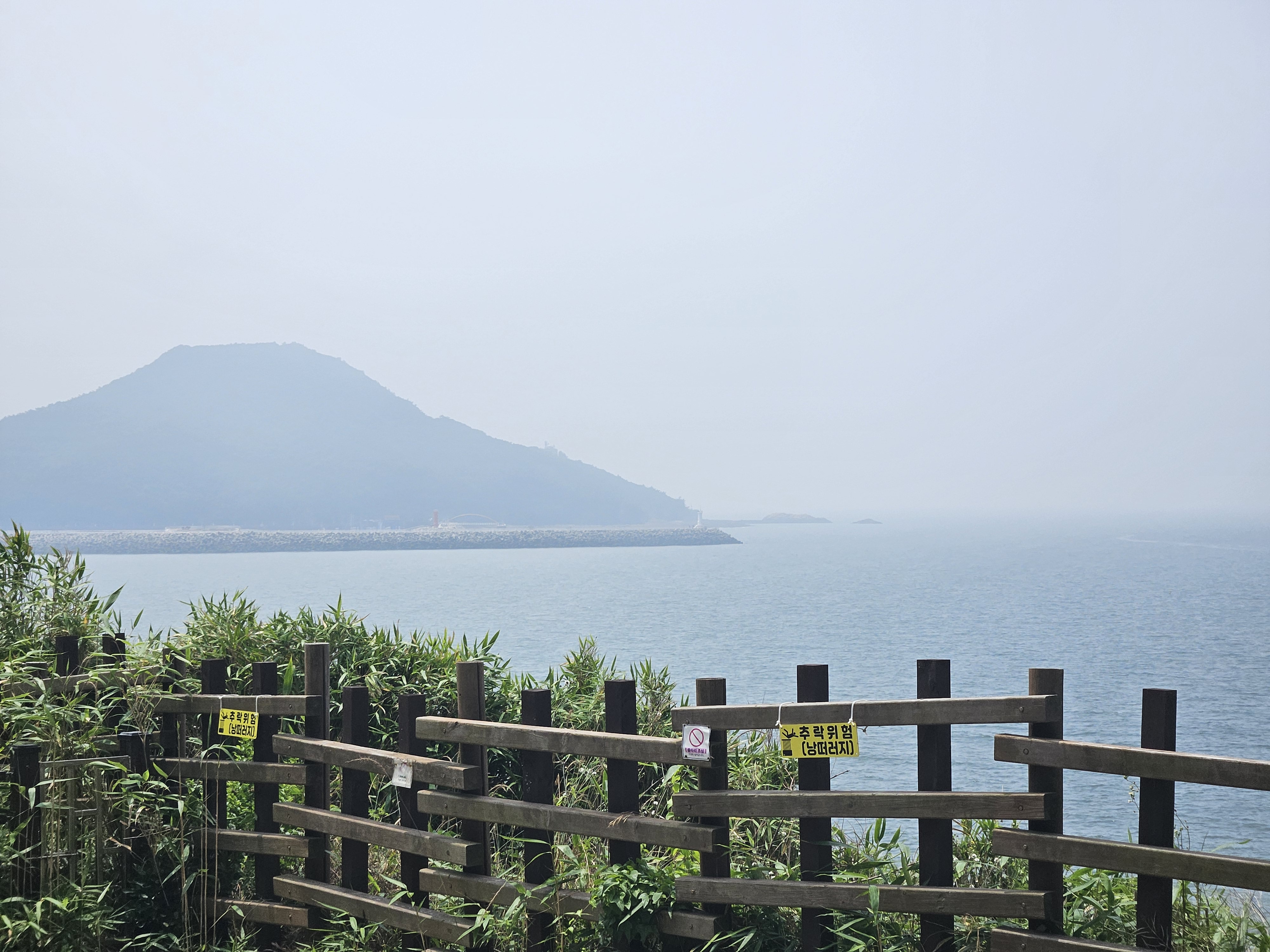 안개에 덮인 산