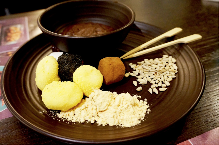 한국 전통 음식 체험 여행: 떡 만들기, 김치 담그기