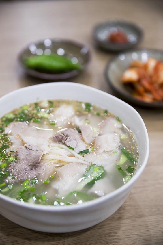 제주도 여행지 - 제주 맛집 향토음식점 추천 올래국수&#44; 가시아방&#44; 국수의전설&#44; 김희선몸국&#44; 산방식당(모슬포본점)&#44; 닐모리동동&#44; 흑돼지구이집 하영