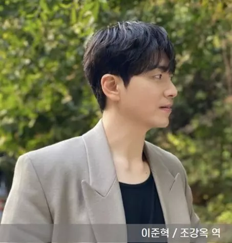 배우 이준혁이 수트를 입은 모습