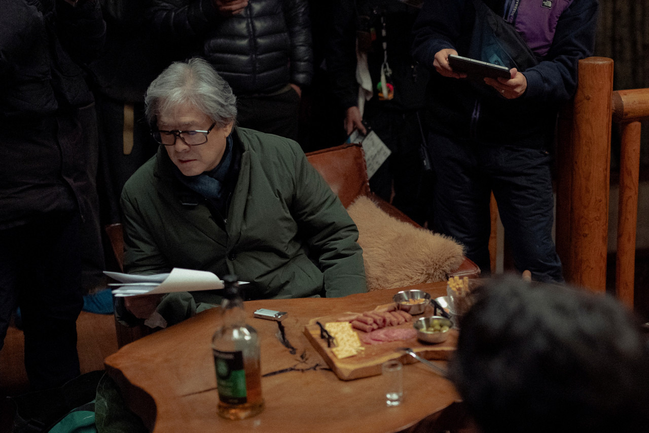 배우들이 대본을 보고 연기하는 모습