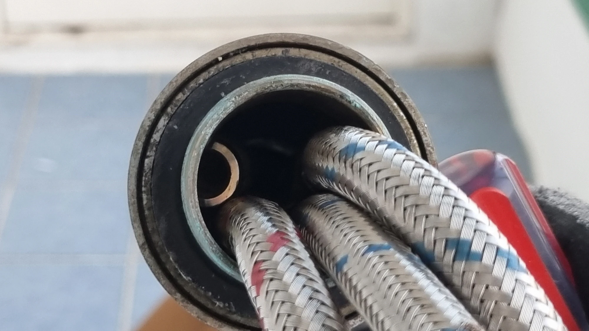 싱크대 수전 호스 안 들어가는 모습