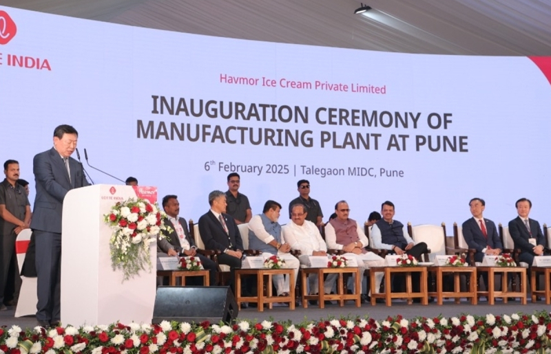 지난 6일 신동빈 롯데 회장(왼쪽)이 인도 푸네시 신공장 준공식에서 축사를 하고 있다.