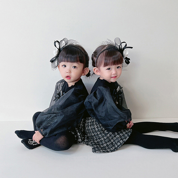 검정색 옷 입고 포즈취하는 쌍둥이
