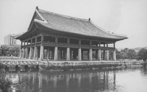 경복궁 경회루 전경, 사각형 연못 위 섬에 세워진 조선 시대 누각의 흑백 사진