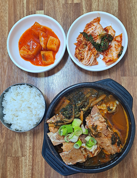 뼈다귀 해장국과 밥과 김치로 한끼 잘 차려진 식탁 사진