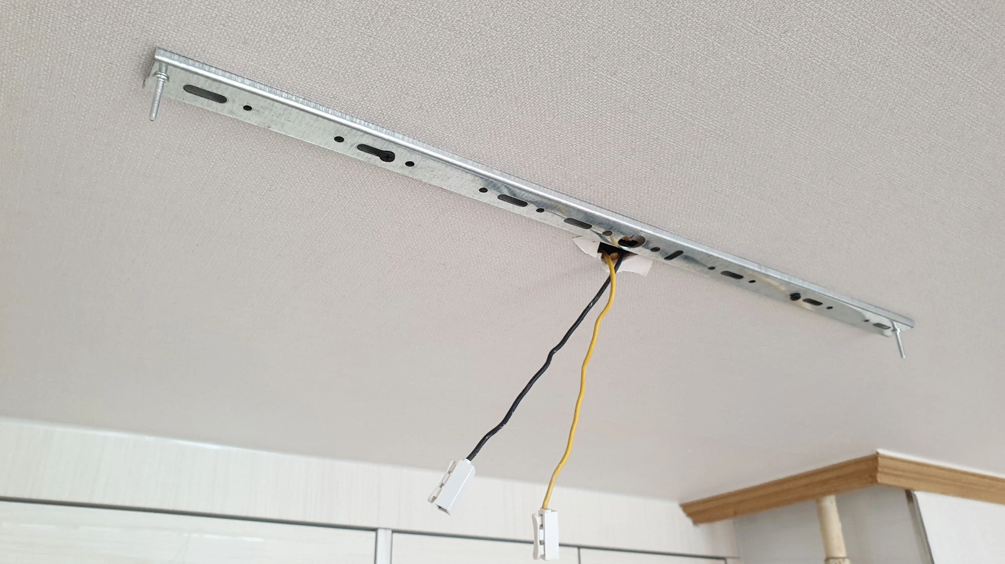 브래킷 설치 완료 모습