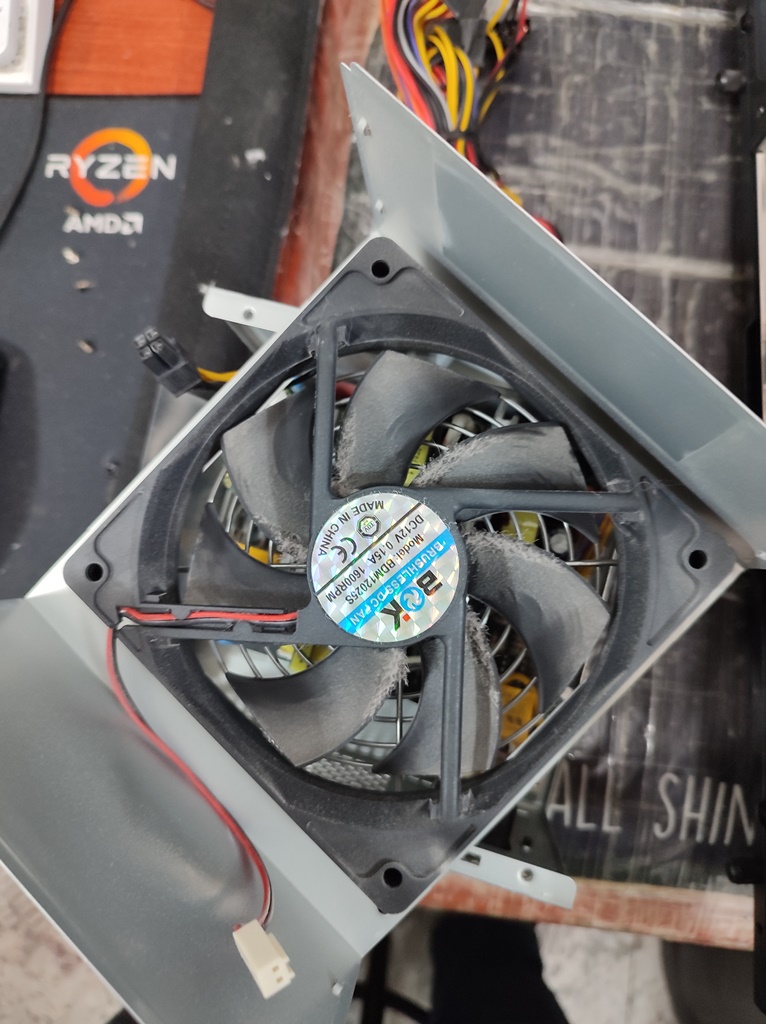 구멍이 막혀있는 제품도 있고 위와 같이 뚫어놓은 제품이 있습니다. 