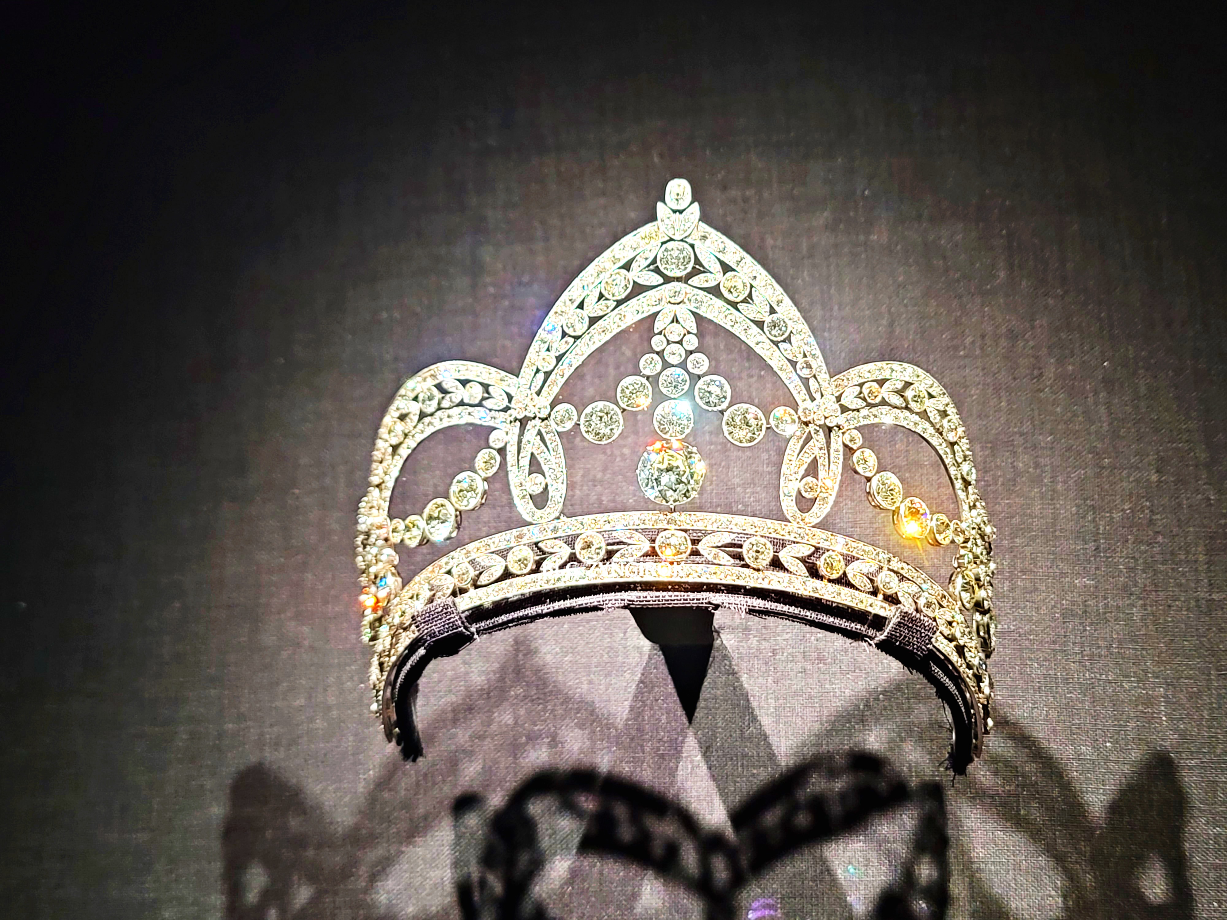 롯데타워 - 롯데뮤지엄 고혹의 보석 매혹의 시간 - 티아라 전시품 모습이다.