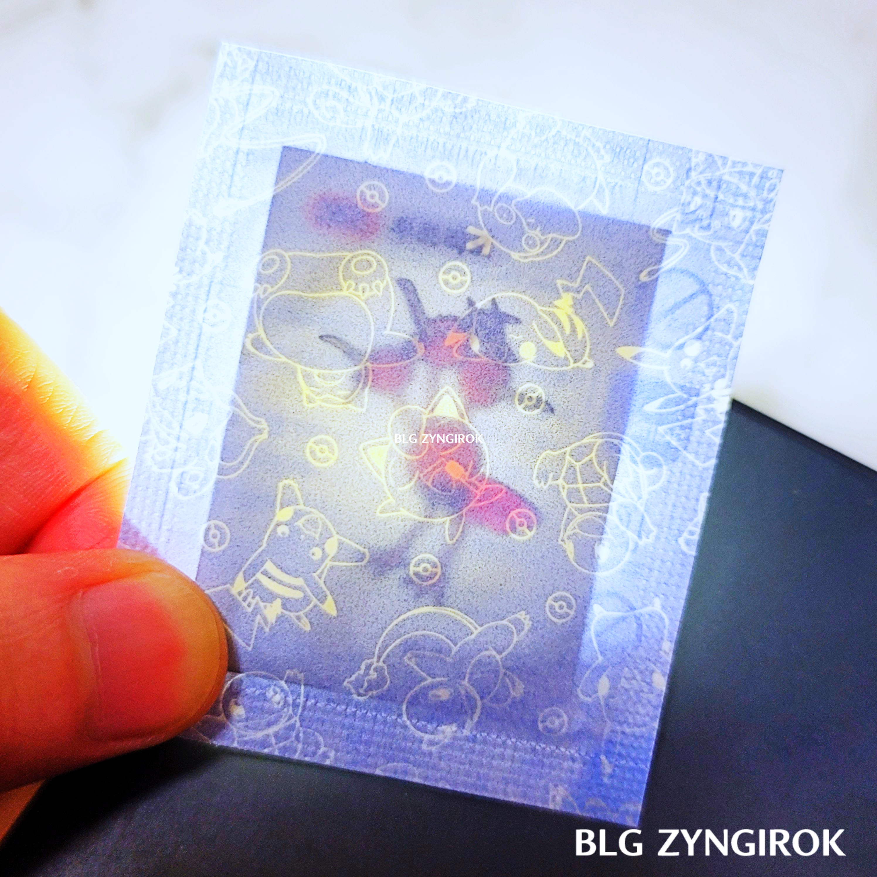 띠부띠부씰-두트리오를-들고있다.